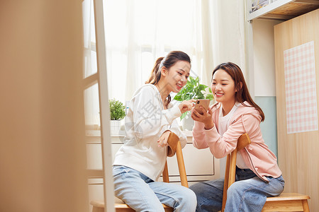 女大学生宿舍聊天图片