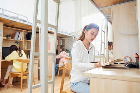 职业资格证书女学生宿舍学习背景