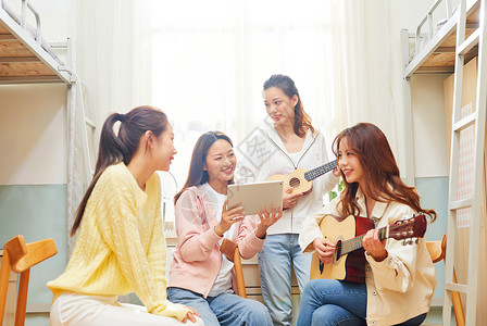 大学女学生宿舍吉他弹唱图片