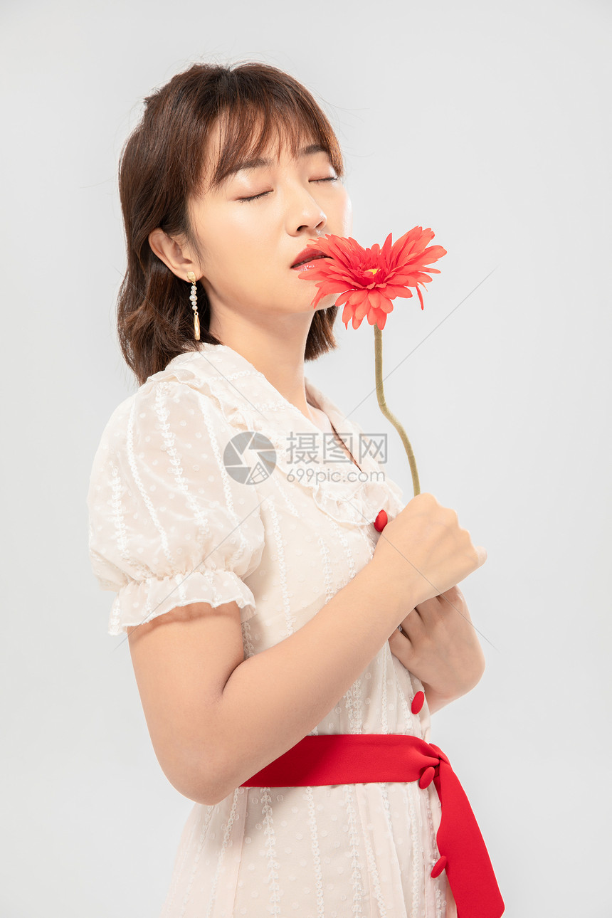 年轻美女手拿鲜花图片