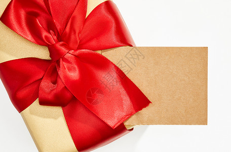 红色丝带缠绕的礼物盒和卡片背景图片