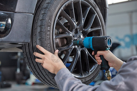 修理工安装汽车轮胎高清图片