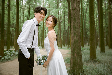 森系时尚情侣婚纱写真背景图片