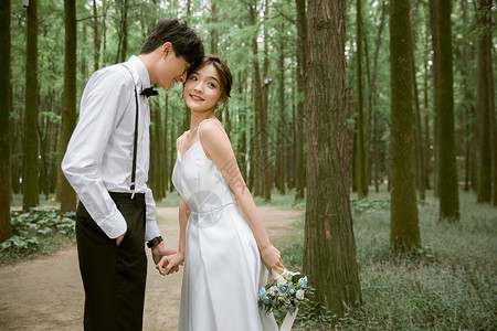 森系时尚情侣婚纱写真背景图片
