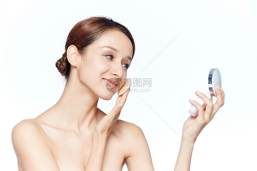 女性面部护理涂面霜图片