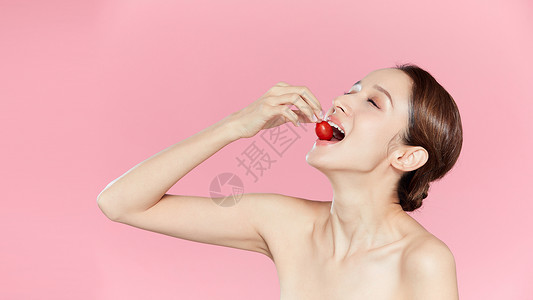 美妆美女吃小番茄图片