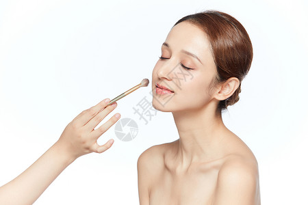 刷脸认证女性拿粉笔刷化妆背景