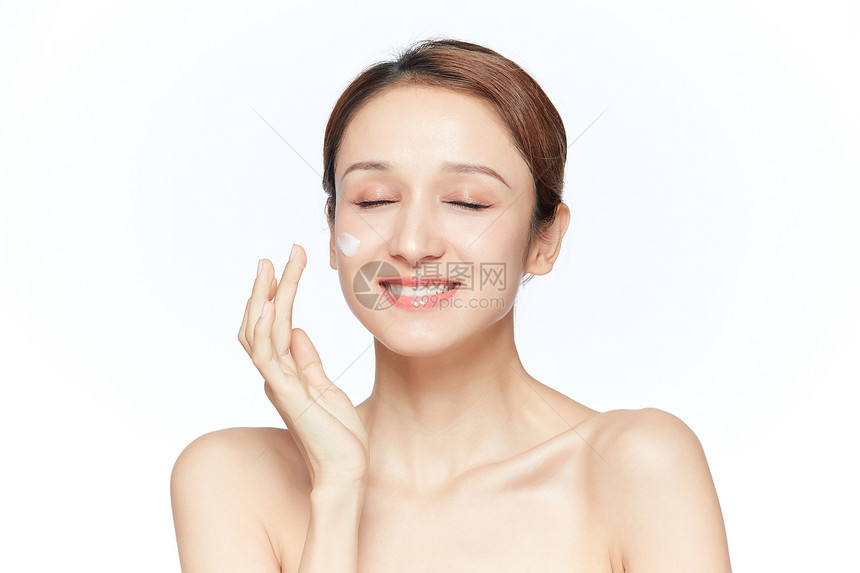 女性面部护肤保养涂面霜图片
