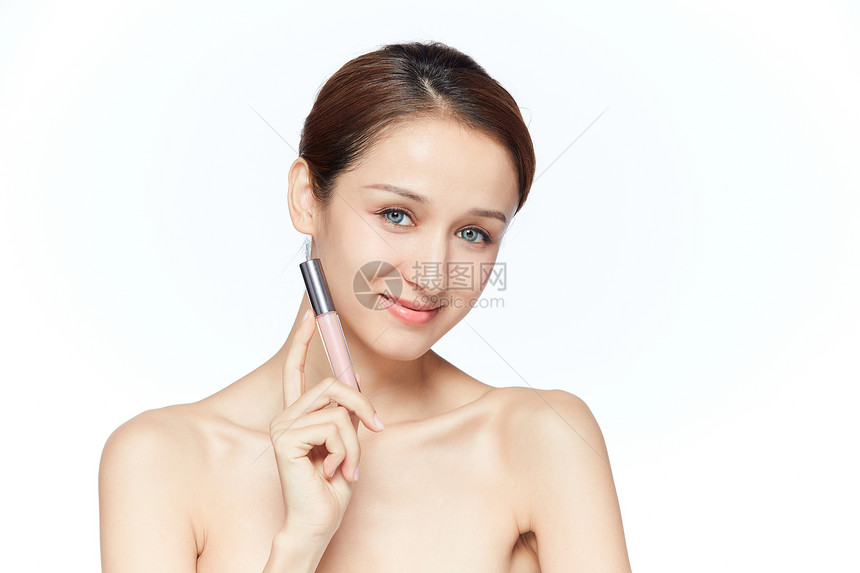 女性美妆拿唇膏图片