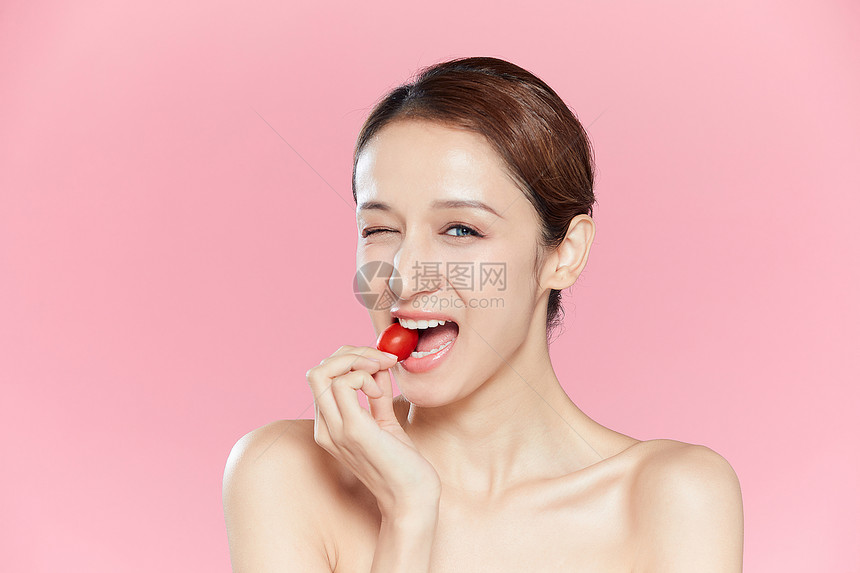 美妆美女吃小番茄图片