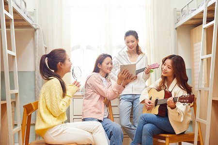 女学生宿舍吉他弹唱背景图片