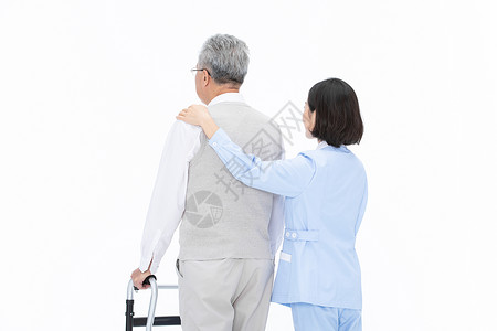 护士搀扶老人散步行动不便的人高清图片