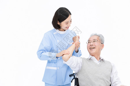 护士照顾老人按摩手臂高清图片