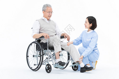 护士照顾老人帮老人捏腿高清图片