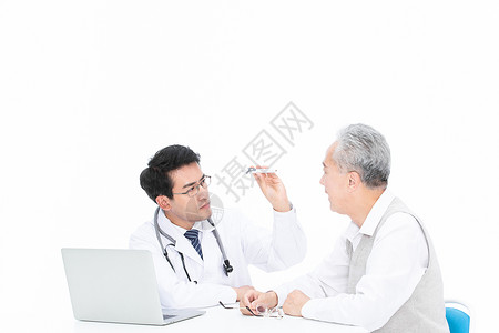老人就医医生为老人检查身体询问病情背景