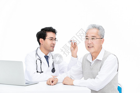 老人就医医生为老人检查身体询问病情背景