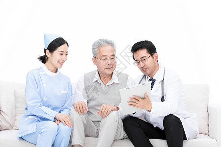 老年人就医医生和护士为老人检查身体诊断病情背景