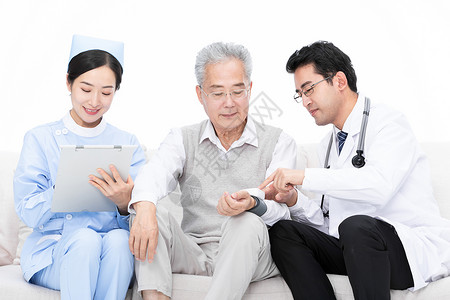 老人就医医生和护士为老人检查身体护士登记病情背景