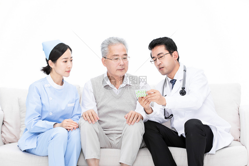 医生和护士为老人检查身体介绍病情图片