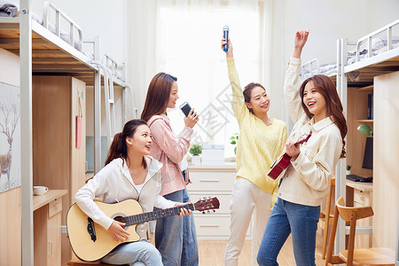 女学生寝室弹吉他唱歌背景图片