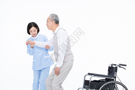 吓到瘫痪护士搀扶老人起身背景