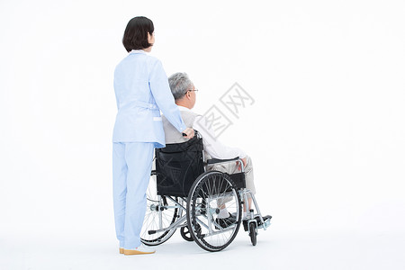 护士推着轮椅带老人散步背景图片