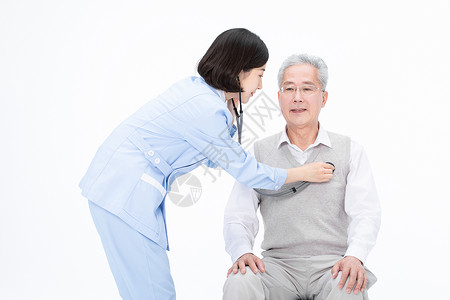 健康问诊护士用听诊器给老人检查身体背景
