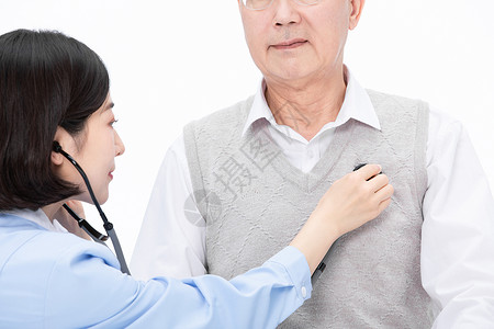 护士用听诊器给老人检查身体图片