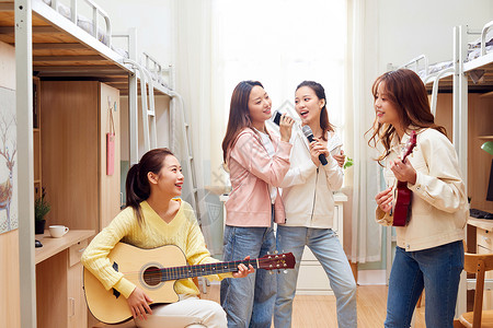 女学生寝室弹吉他唱歌背景图片