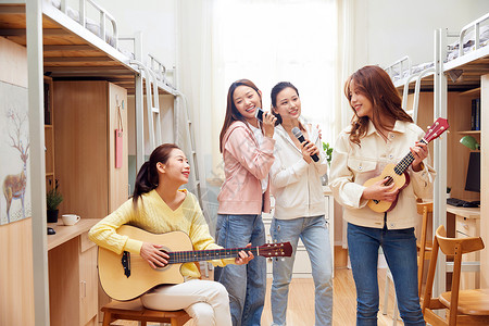 女学生寝室弹吉他唱歌背景图片