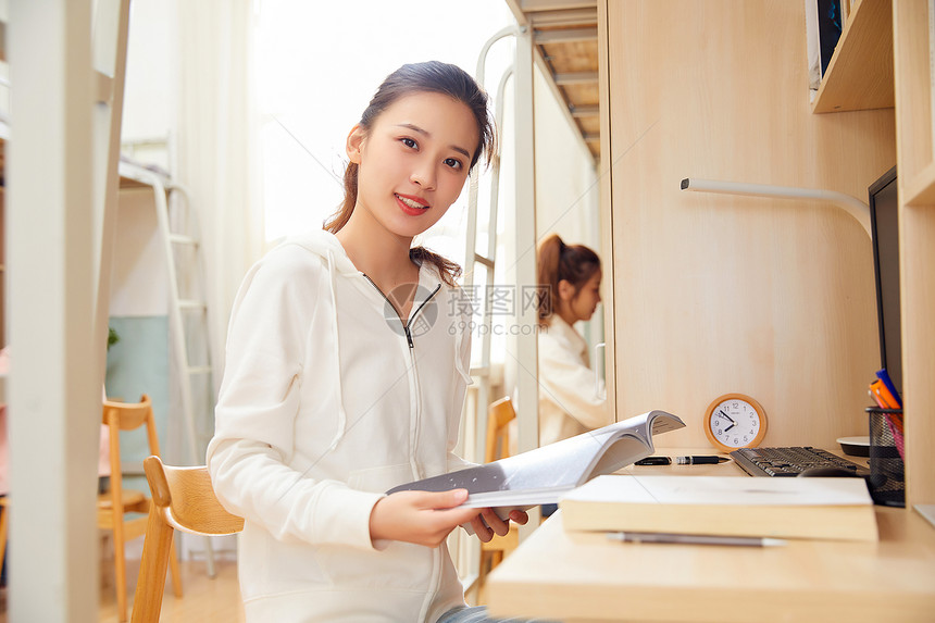 女大学生宿舍学习图片