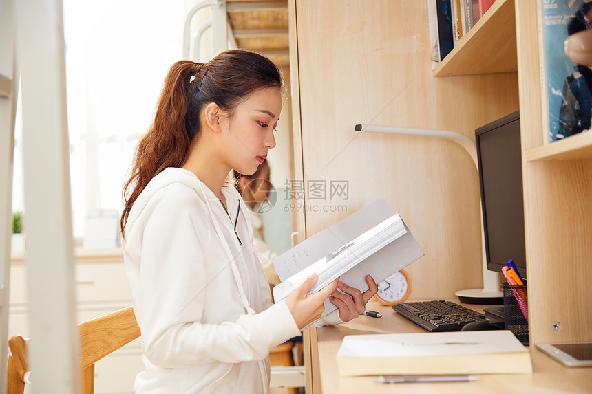 女大学生宿舍学习图片