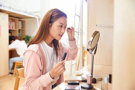 女学生在宿舍刷睫毛膏图片