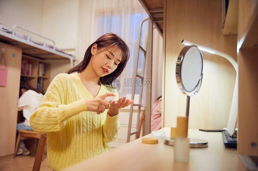 美女学生晚上宿舍护肤保湿图片