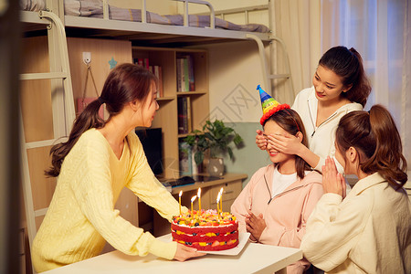 女学生寝室开心过生日背景图片