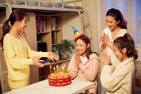 女学生宿舍过生日许愿图片