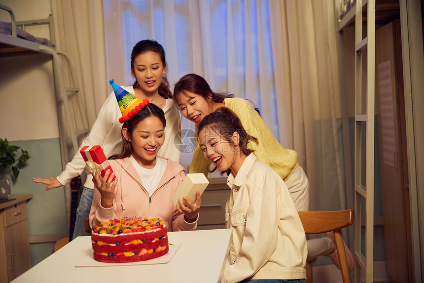 女学生生日会开心打开礼物盒图片