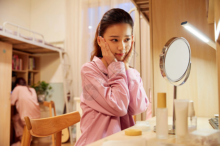 夜晚女学生寝室护肤保湿图片