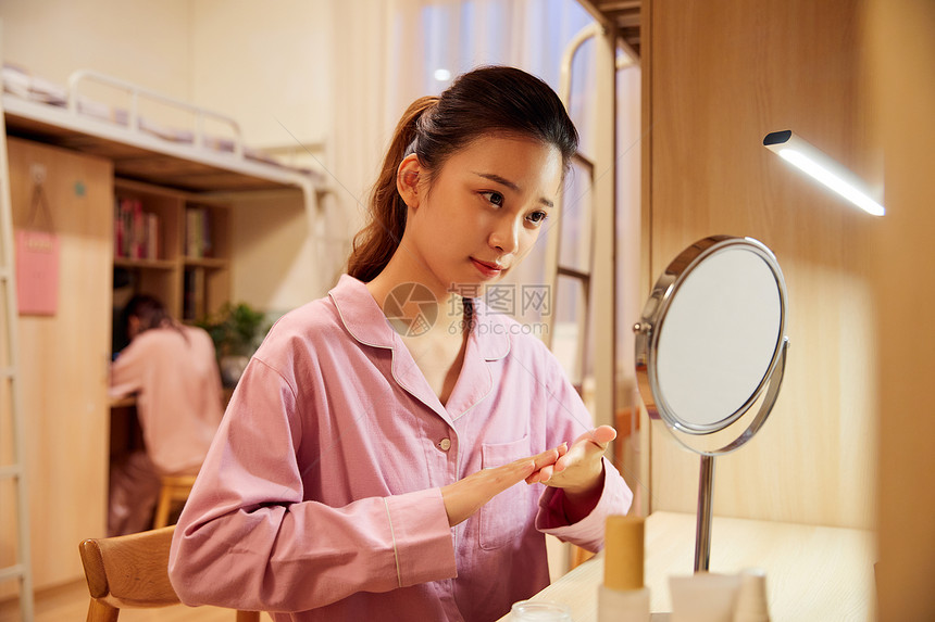 夜晚女学生寝室护肤保湿图片