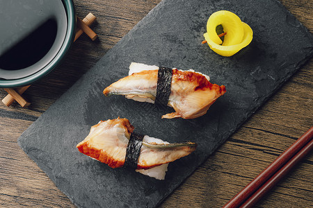 木桌上的鳗鱼寿司单品背景图片