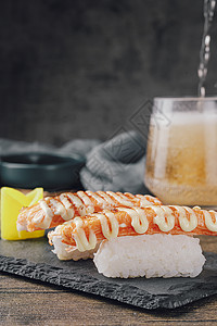 木桌上的蟹肉寿司单品高清图片