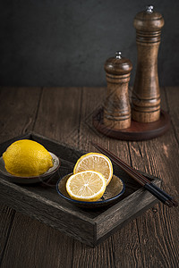 木桌上的两碟黄色柠檬图片