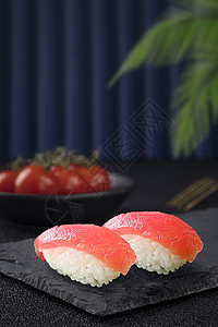 石板上的金枪鱼寿司图片