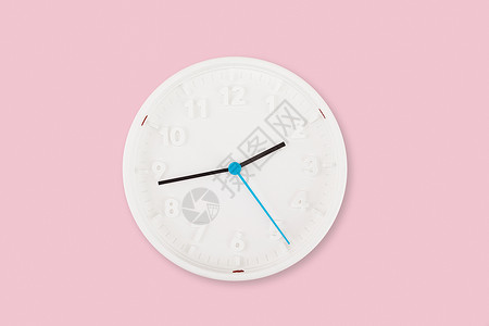 粉色背景上的白色时钟图片
