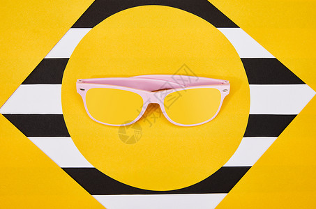 创意拼接色彩背景上的粉色眼镜图片
