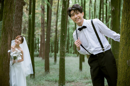 拍写真在森林里拍婚纱照的幸福情侣背景