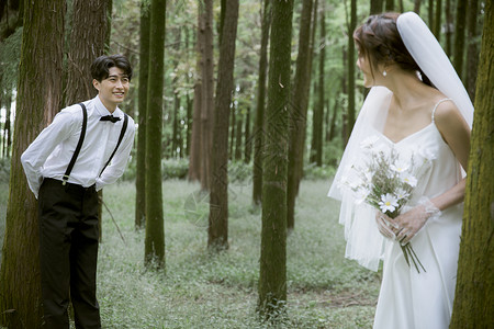 在森林里拍婚纱照的幸福情侣图片