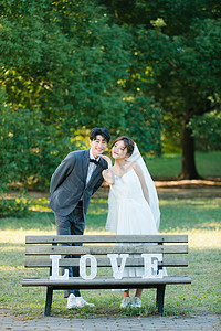 年轻情侣结婚时尚写真背景图片
