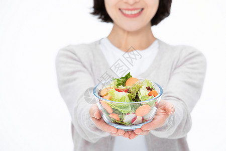 饮食不均衡女性手捧沙拉沙拉健康饮食背景