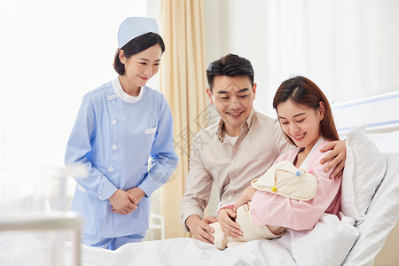 新生儿父母和月子中心护工图片